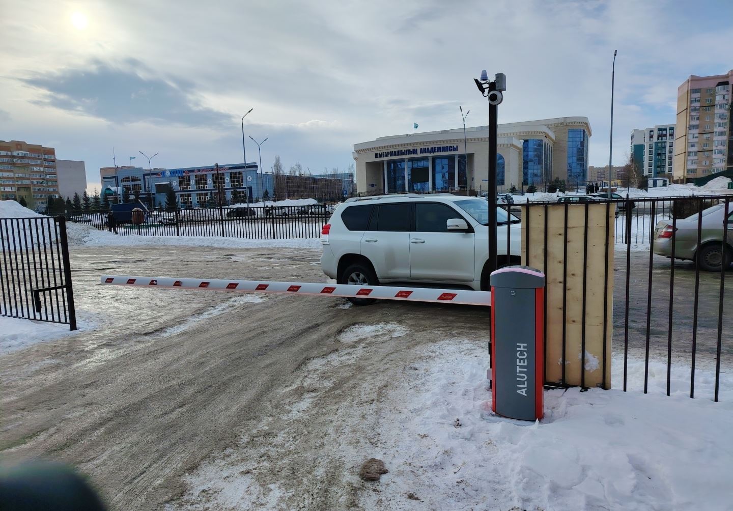 Stargate орнатқан, қоршалған аумаққа кіре берістегі Alutech шлагбаумы