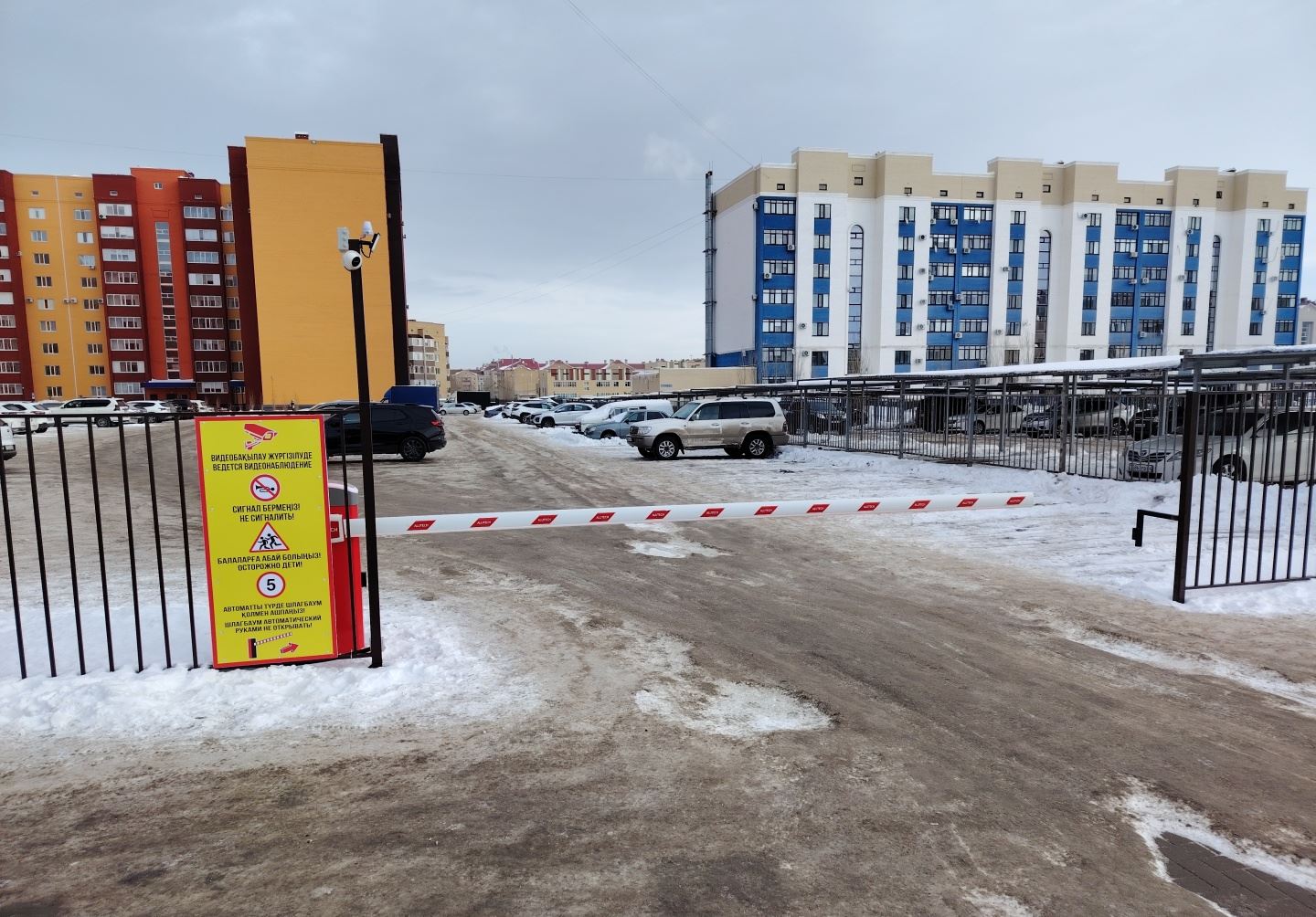 Қыста тұраққа кіре берістегі Alutech шлагбаумы